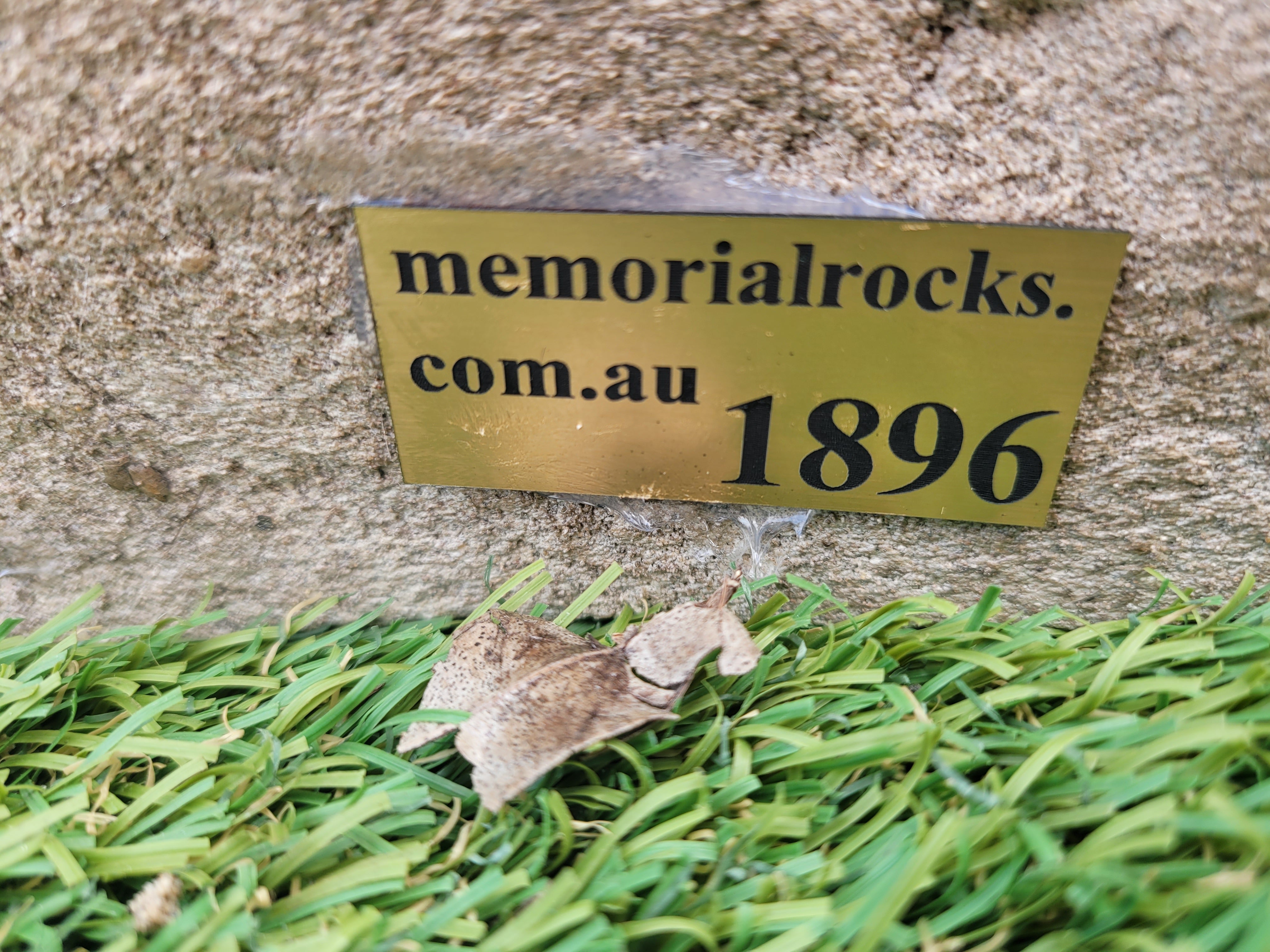 Memorial Rock Urn 1896 Regular Natural Riversand
