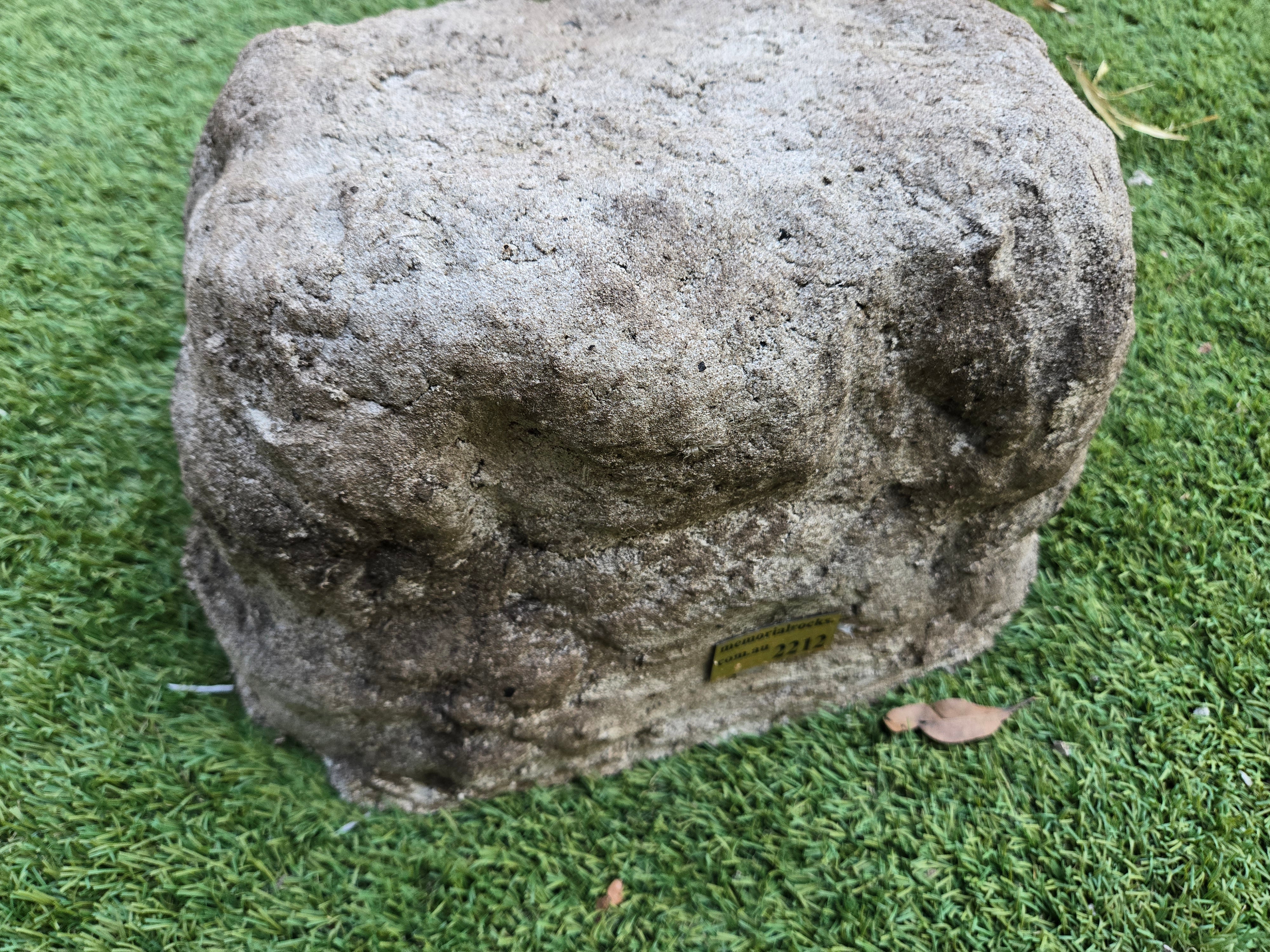 Memorial Rock Urn 2212 Medium Natural Riversand
